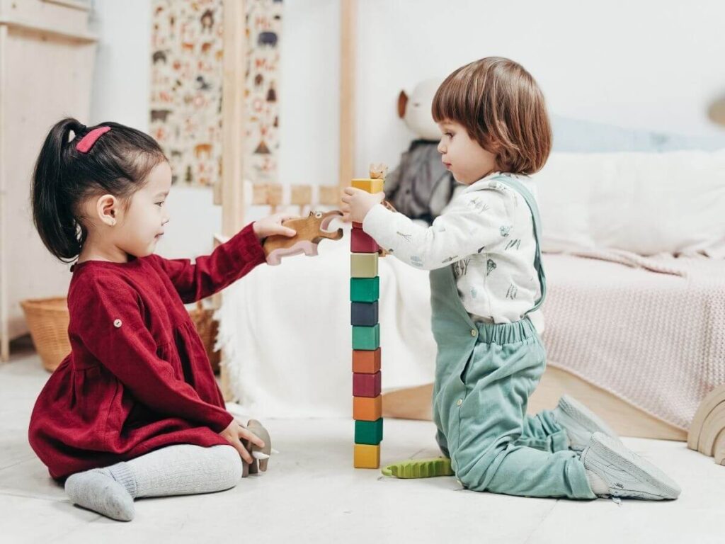 Los niños juegan ajenos al trabajo de los profesionales que deben monitorizar el aumento de la miopía para preservar su salud visual futura.