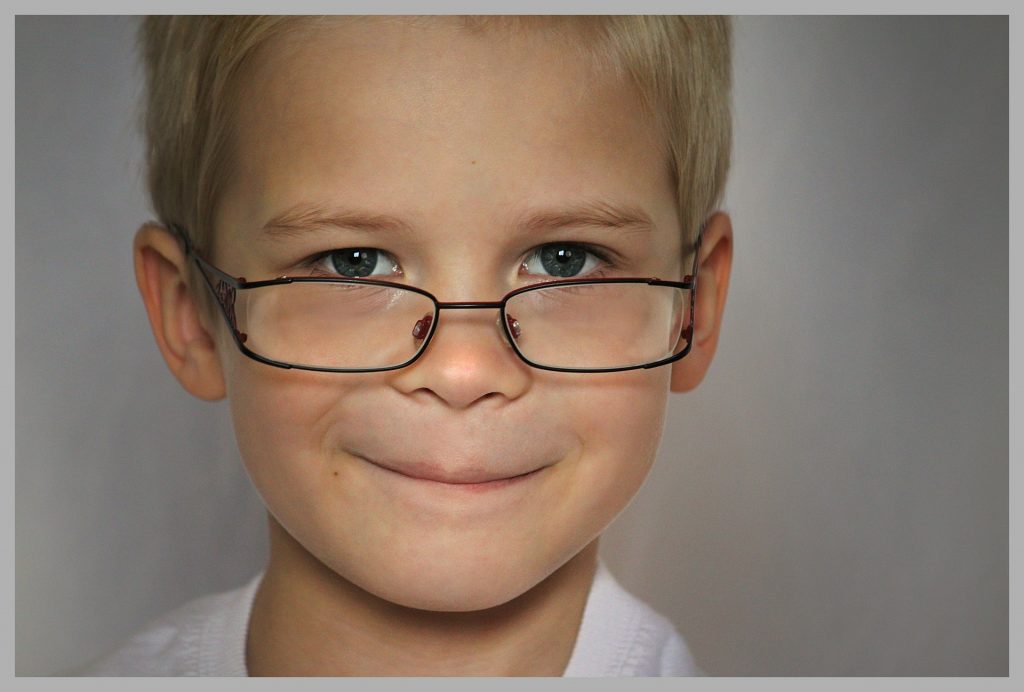 Niño mirando por encima de las gafas.
Monturas infantiles, problemas con las roturas, el ajuste, el día a día, etc.