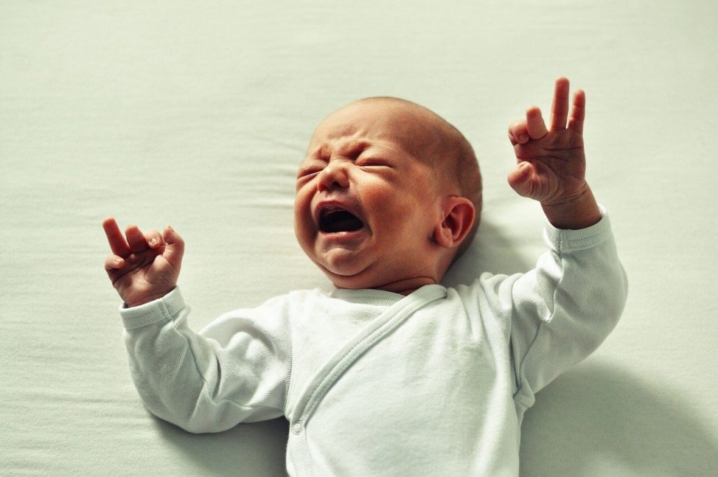 bebé con el lagrimal obstruido que llora por su dacriocistitis,  esta situación es solucionable mediante el uso de una aguja roma para romper una membrana.