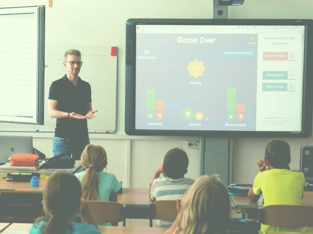 Profesor usando nuevas tecnologías para explicar las partes de ojo a alumnos de primaria