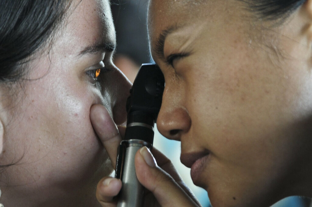 en el examen visual a veces se realiza una oftalmoscopía al paciente para ver el fondo de ojo