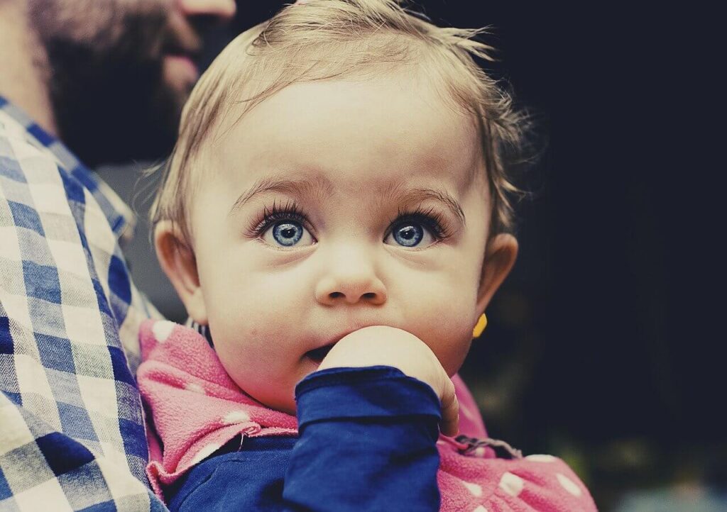 antes de los dos años los bebés sufren cambios muy potentes en la morfología ocular, que llevan a la emetropía en el futuro.