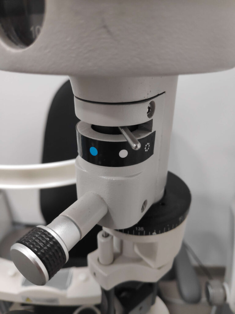 Biomicroscopio configurado con luz blanca