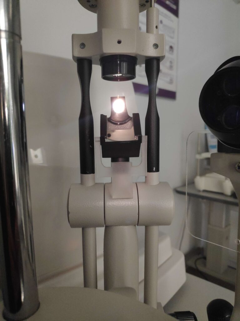 La lámpara de hendidura 9 Efecto de la Luz cuando está enfocada en el ojo del paciente