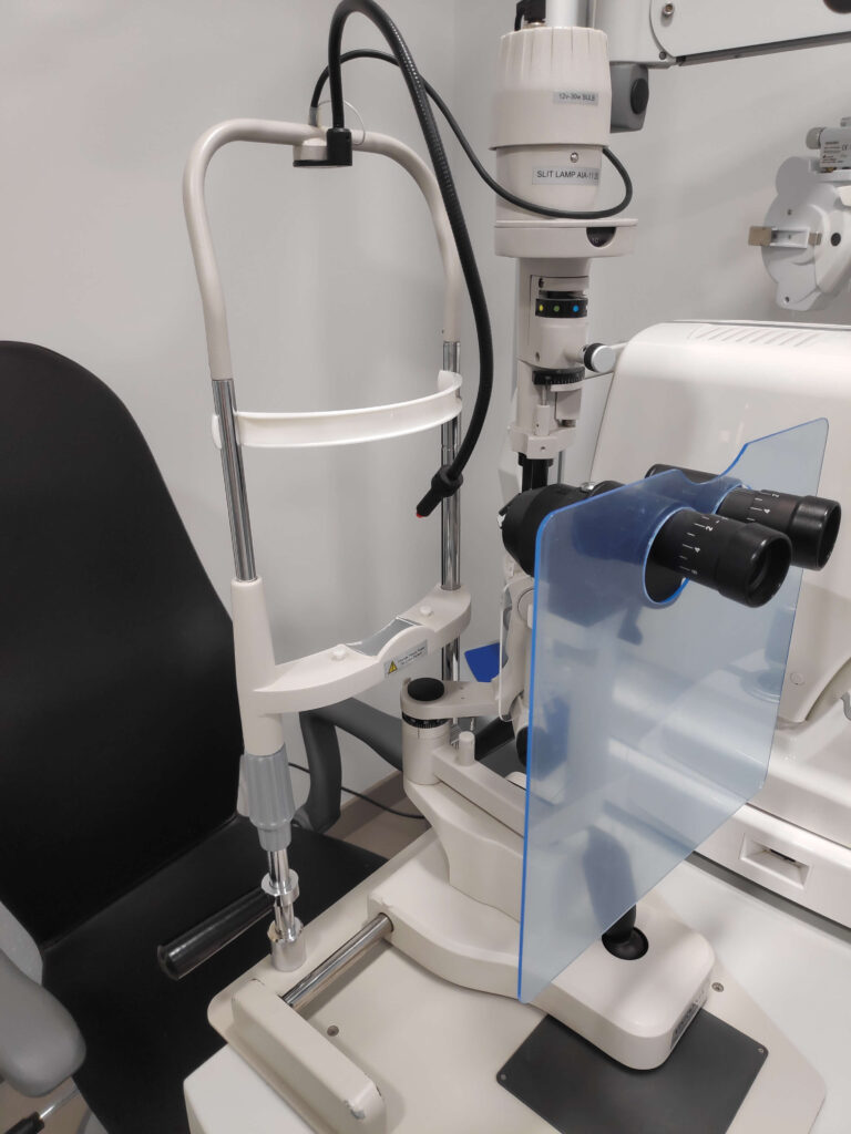 Una técnica de oftalmoscopía requiere el uso de la lámpara de hendidura
