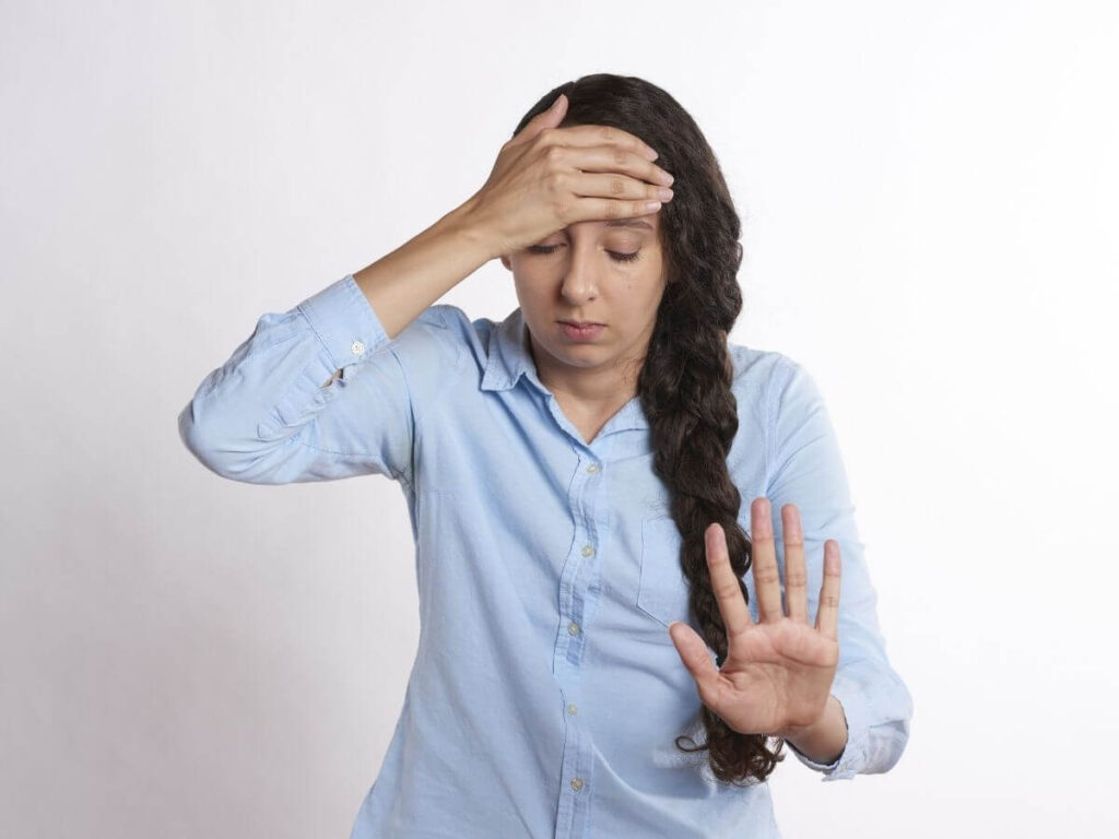 Joven con dolor de cabeza matutino