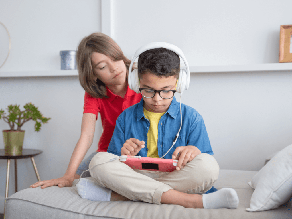 El uso prolongado de pantallas en niños y adolescentes: ¿cómo afecta su salud visual? 3 Cualquier actividad de cerca, lectura o videojuegos en exceso puede ser perjudicial