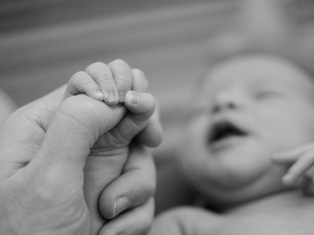 ¿Qué son los reflejos primitivos? - Introducción al desarrollo infantil 3 En los reflejos primitivos el de agarre es uno de los más importantes para el desarrollo de sensibilidad