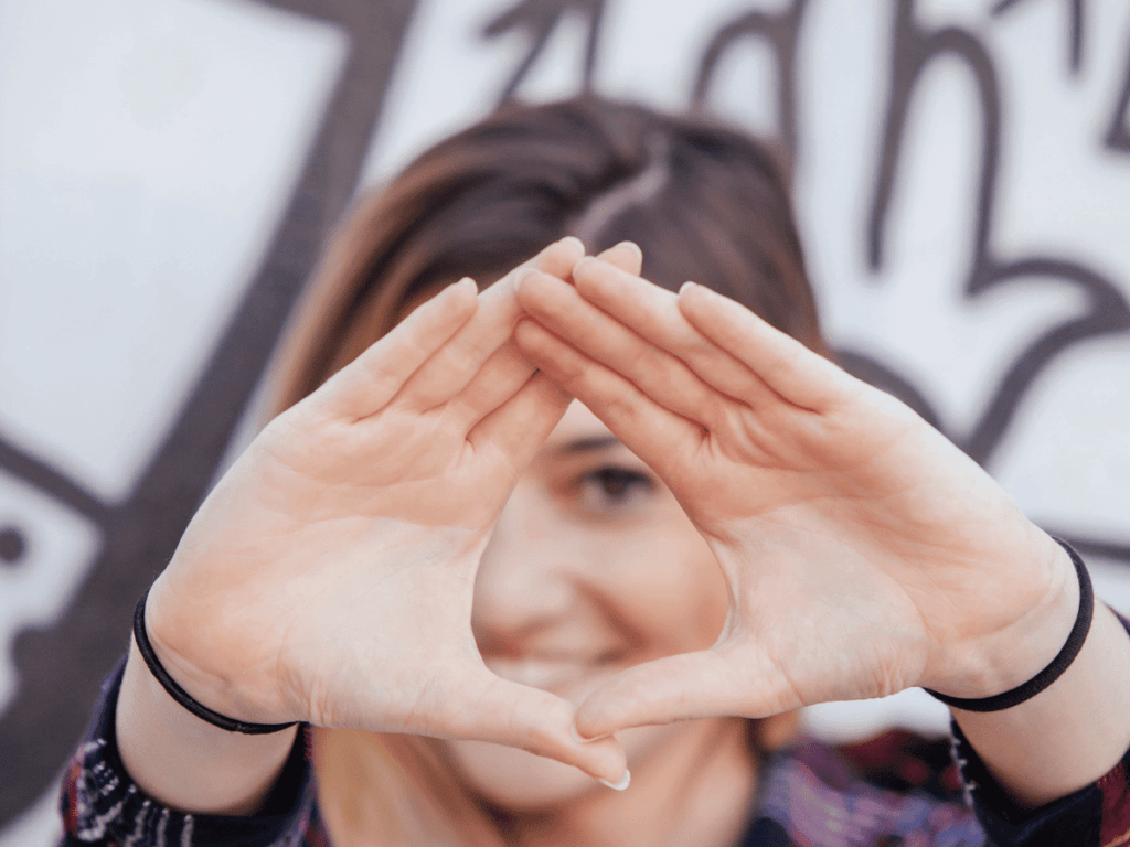 Descubre cómo identificar tu ojo dominante y su importancia para la salud visual 3 Persona con las manos en triángulo comprobando su dominancia ocular motora.